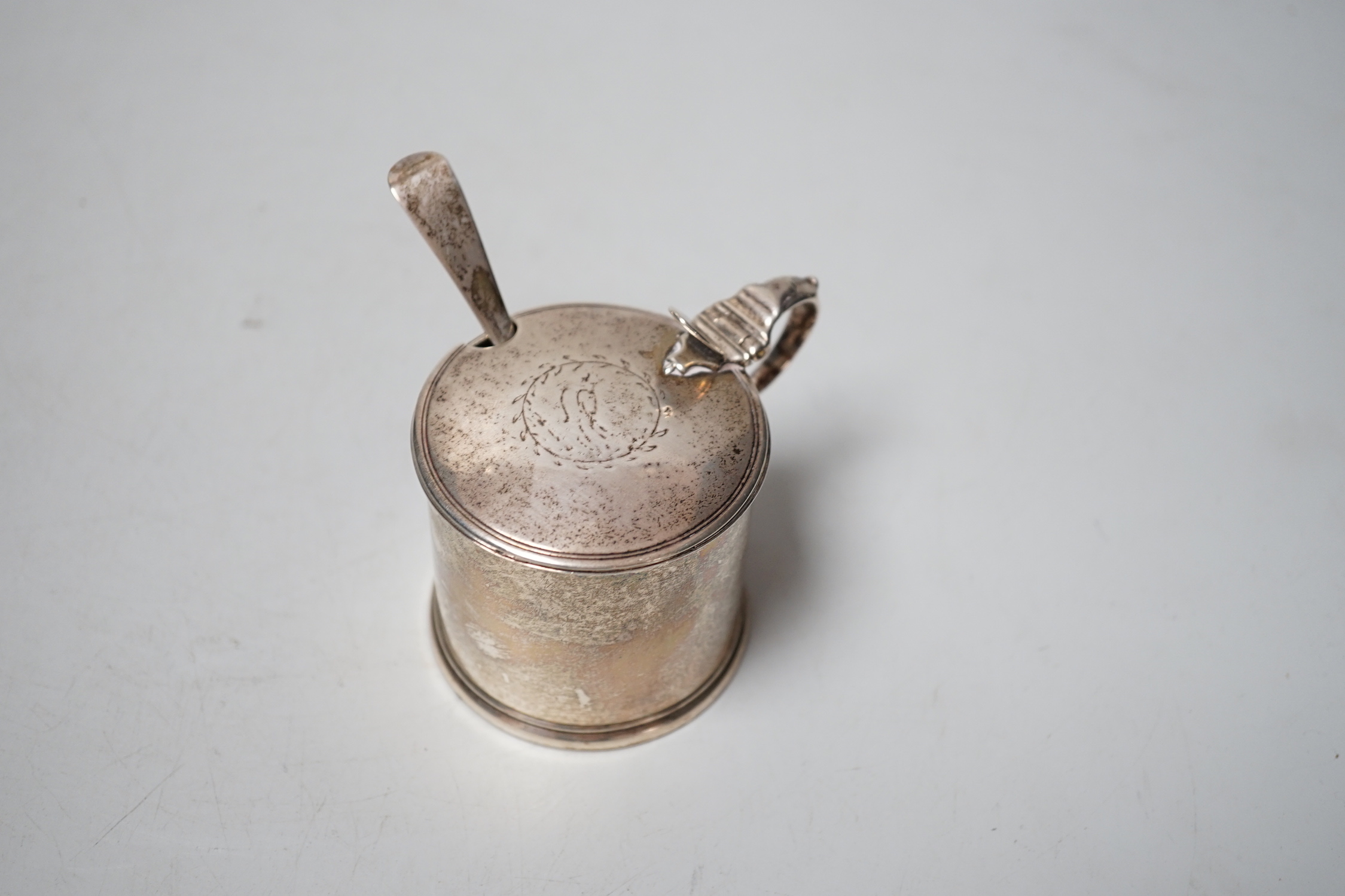 A George III silver mustard pot, Robert Hennell, London, 1788, 62mm, together with a later associated silver mustard ladle.